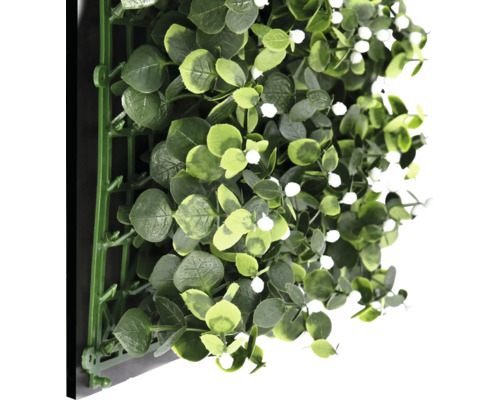Mur végétal artificiel avec eucalyptus et fleurs blanches