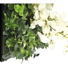 Mur végétal artificiel avec plantes vertes et fleurs blanches