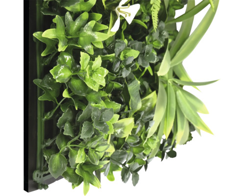 Künstliche Pflanzenwand mit verschiedenen grünen Blättern und einer weißen Blüte