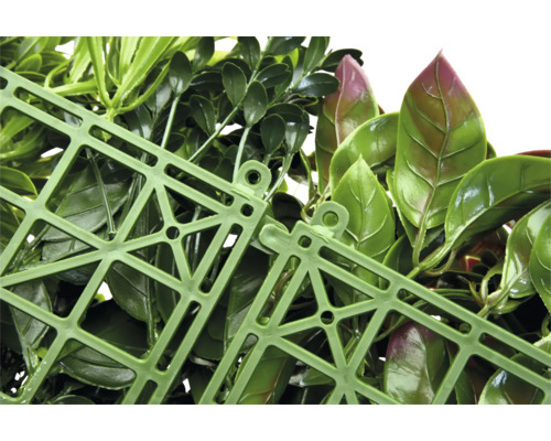 Detailaufnahme einer künstlichen Hecke mit grünen Blättern und einem grünen Kunststoffgitter