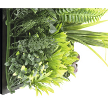 Künstliche Pflanzenwand mit verschiedenen grünen Pflanzenarten.