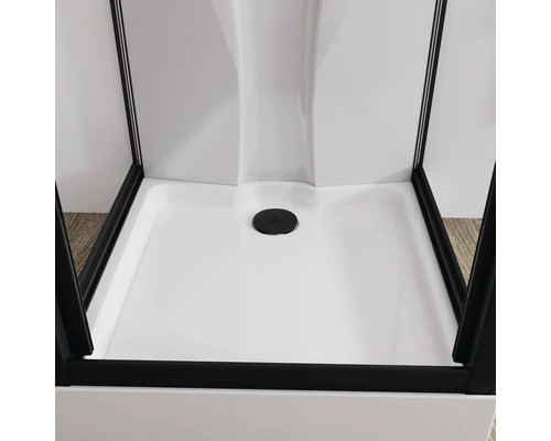 Innenansicht einer Duschkabine mit Ablauf