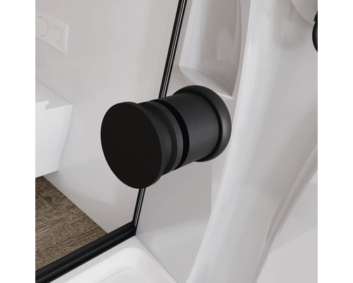 Detailaufnahme eines schwarzen Toilettenpapierhalters in einem Badezimmer