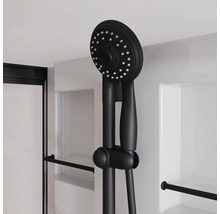 Schwarze Duschstange mit Handbrause im Badezimmer