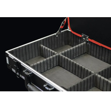 Geöffneter Werkzeugkoffer mit Fächern