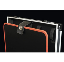 Detailansicht eines Werkzeugkoffers mit schwarzer Innenausstattung und orangefarbenen Akzenten