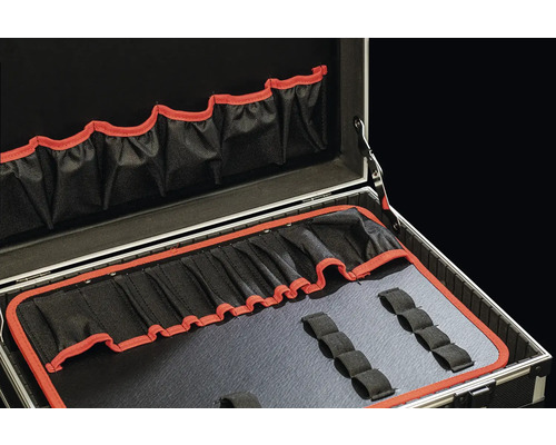 Innenansicht eines Werkzeugkoffers mit Fächern und Halterungen