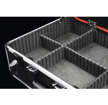 Innenansicht eines leeren Werkzeugkoffers mit Fächern zur Aufbewahrung