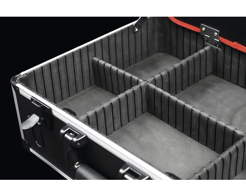 Innenansicht eines leeren Werkzeugkoffers mit Fächern zur Aufbewahrung