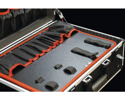 Geöffneter Werkzeugkoffer mit Werkzeugfächern und Halterungen