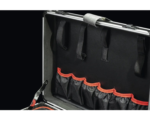 Innenansicht eines Werkzeugkoffers mit Taschen und Schlaufen zur Werkzeugaufbewahrung