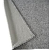 Graue Kuscheldecke mit Texturdetail