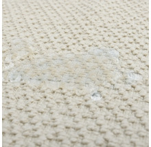 Gros plan d'un tapis hydrofuge avec des gouttes d'eau