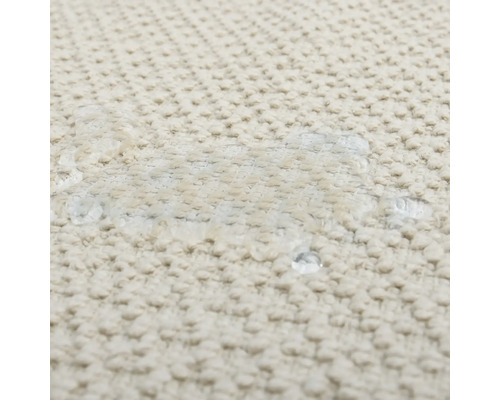 Gros plan d'un tapis hydrofuge avec des gouttes d'eau