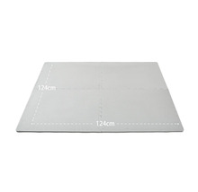 Tapis de protection de sol carré gris de 124 cm x 124 cm.