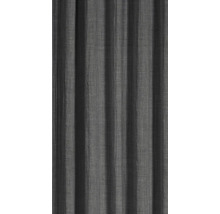 Grauer Dekoschal mit Falten