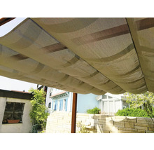 Blick unter eine Pergola mit Sonnenschutz