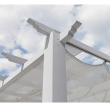 Vue détaillée d'une pergola blanche avec protection solaire