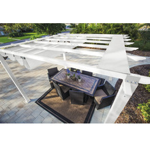 Scène d'extérieur avec une pergola et un ensemble table et chaises sur une terrasse.