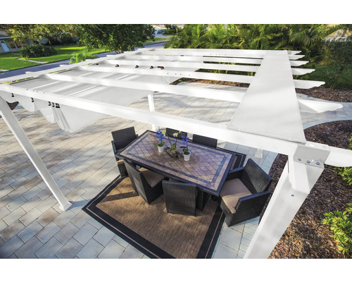 Scène d'extérieur avec une pergola et un ensemble table et chaises sur une terrasse.