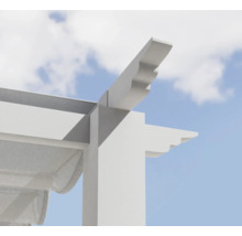 Detailansicht einer weißen Pergola vor einem Himmel mit Wolken