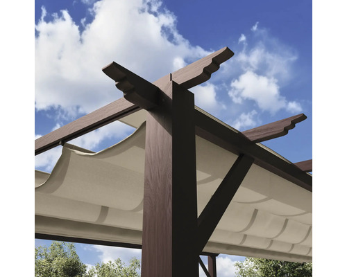 Detailansicht einer braunen Pergola mit beigem Stoffdach vor blauem Himmel