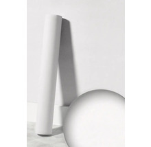 Rouleau de papier peint et boule décorative devant un mur