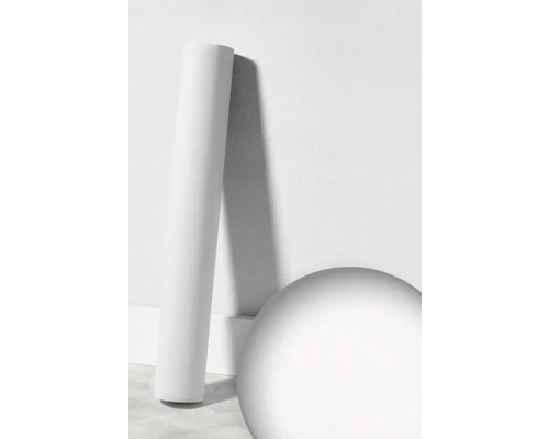 Rouleau de papier peint et boule décorative devant un mur