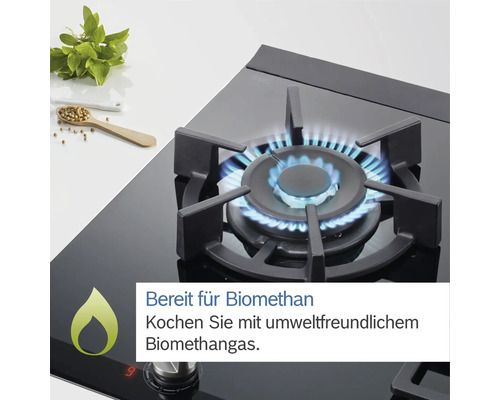Gaskochfeld mit brennender Flamme und Biomethan Hinweis