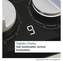 Nahaufnahme eines Kochfeldes mit Digitalanzeige und Drehknöpfen.