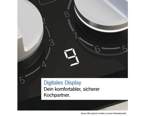 Nahaufnahme eines Kochfeldes mit Digitalanzeige und Drehknöpfen.