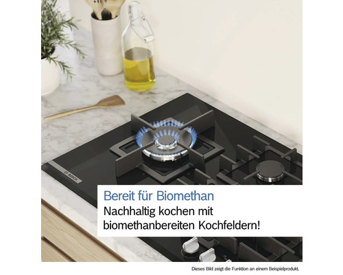Schwarzes Bosch Gaskochfeld mit brennender Flamme auf einer Küchentheke