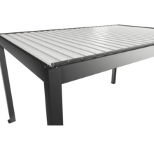 Detailansicht eines modernen Pavillons mit Metalldach und Rahmen