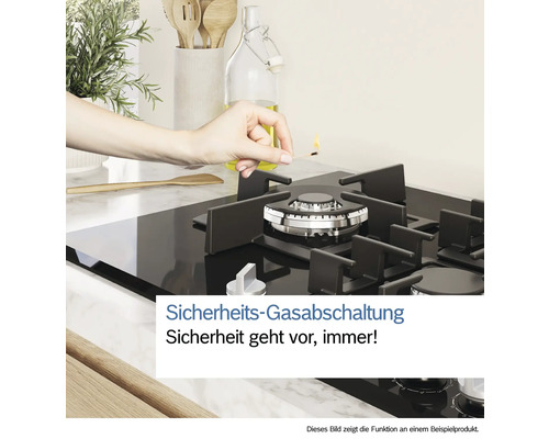 Person zündet Gaskochfeld mit Streichholz an