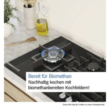 Schwarzes Bosch Gaskochfeld mit brennender Flamme auf einer Küchentheke