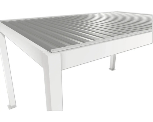 Detailansicht eines Pavillons mit Metallgitterdach und weißen Trägern