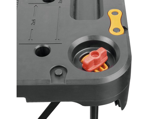 Detailansicht einer Werkbankplatte mit Einspannvorrichtung und Messskala