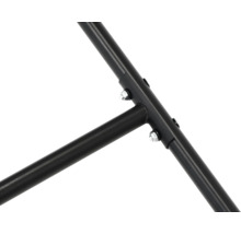 Gros plan sur un cadre métallique fixé par des vis.