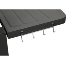 Gros plan d'un poste de grill avec un rail à crochets