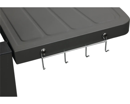 Gros plan d'un poste de grill avec un rail à crochets