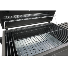 Offener Holzkohlegrill mit Grillrosten.