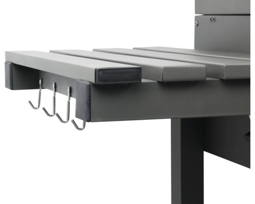 Detailansicht eines Grilltisches mit Hakenleiste