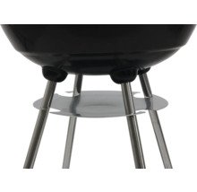 Detailansicht eines Kugelgrills mit Beinen und Ablagefläche.