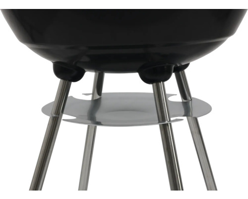 Detailansicht eines Kugelgrills mit Beinen und Ablagefläche.