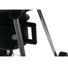 Detailansicht eines Kugelgrills mit Griff und Stahlbeinen