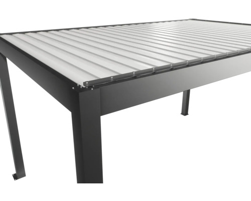 Detailansicht einer Terrassenüberdachung mit Lamellendach