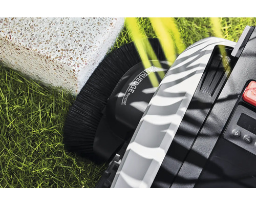 Detailansicht eines Rasenmähroboters mit Kantenmähfunktion, einer Bürste, einem Display und einem Bedienfeld