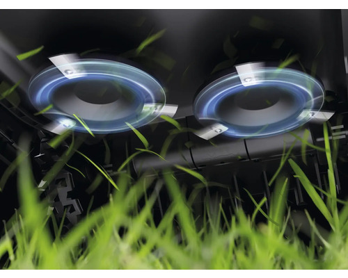 Gros plan sur la fonction de fauchage d'une tondeuse à gazon avec des lames rotatives