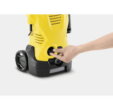 Nettoyeur haute pression Kärcher en détail avec la main sur la fermeture
