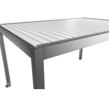 Vue détaillée d'un toit de terrasse avec cadre en aluminium et panneaux translucides